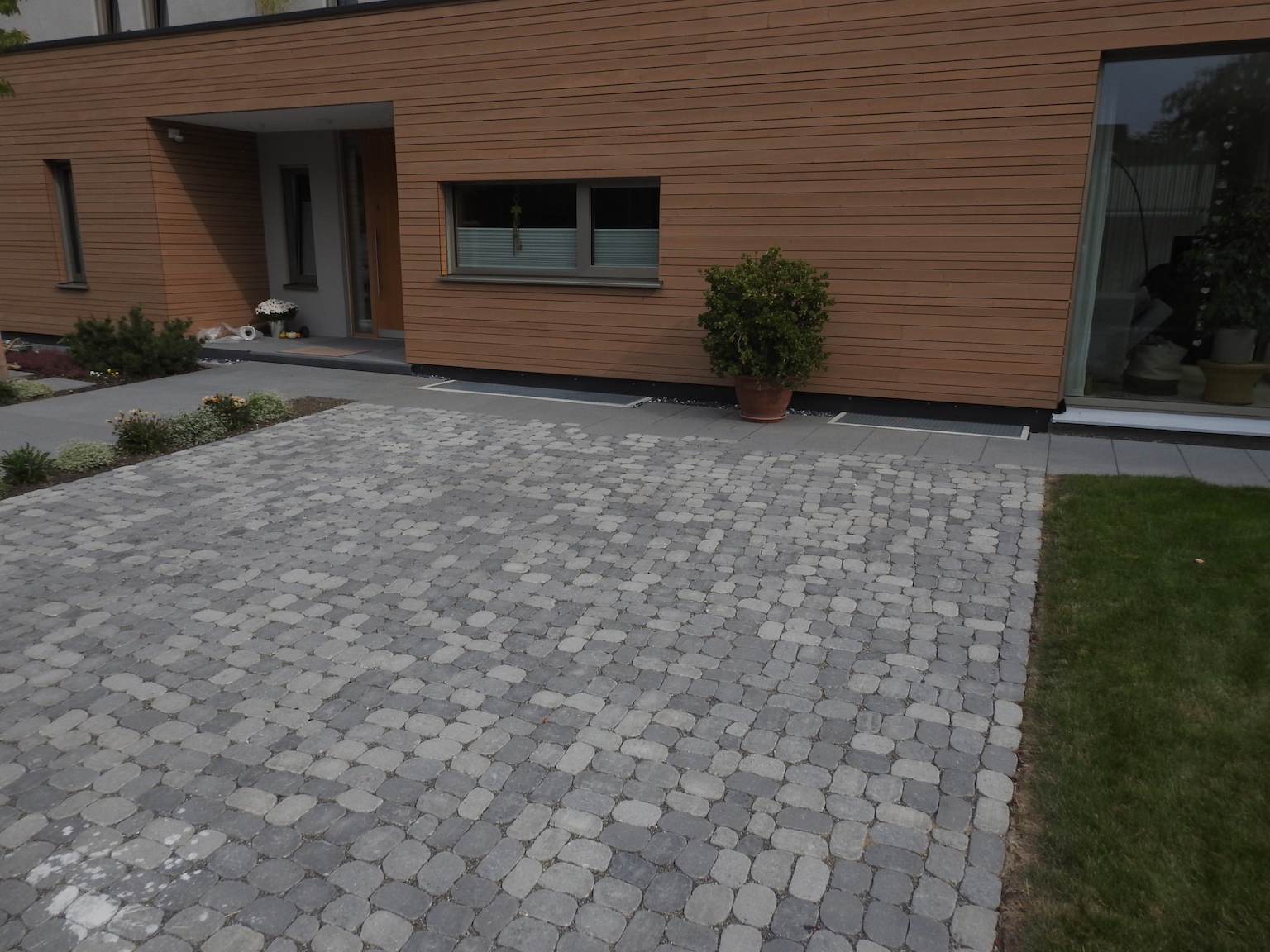 Parkplätze, Terrassen & Wege